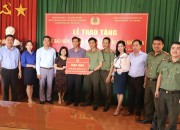 Chương trình trao tặng thẻ BHYT cho học sinh có hoàn cảnh khó khăn Chương trình trao tặng thẻ BHYT cho học sinh có hoàn cảnh khó khăn